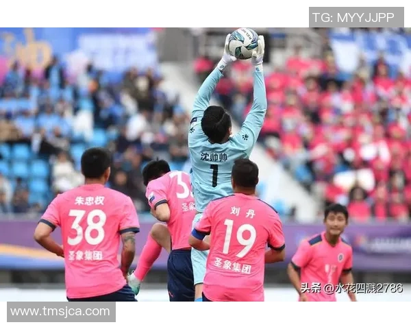 球星夜宿绿茵场，用坚韧与梦想迎接明日挑战